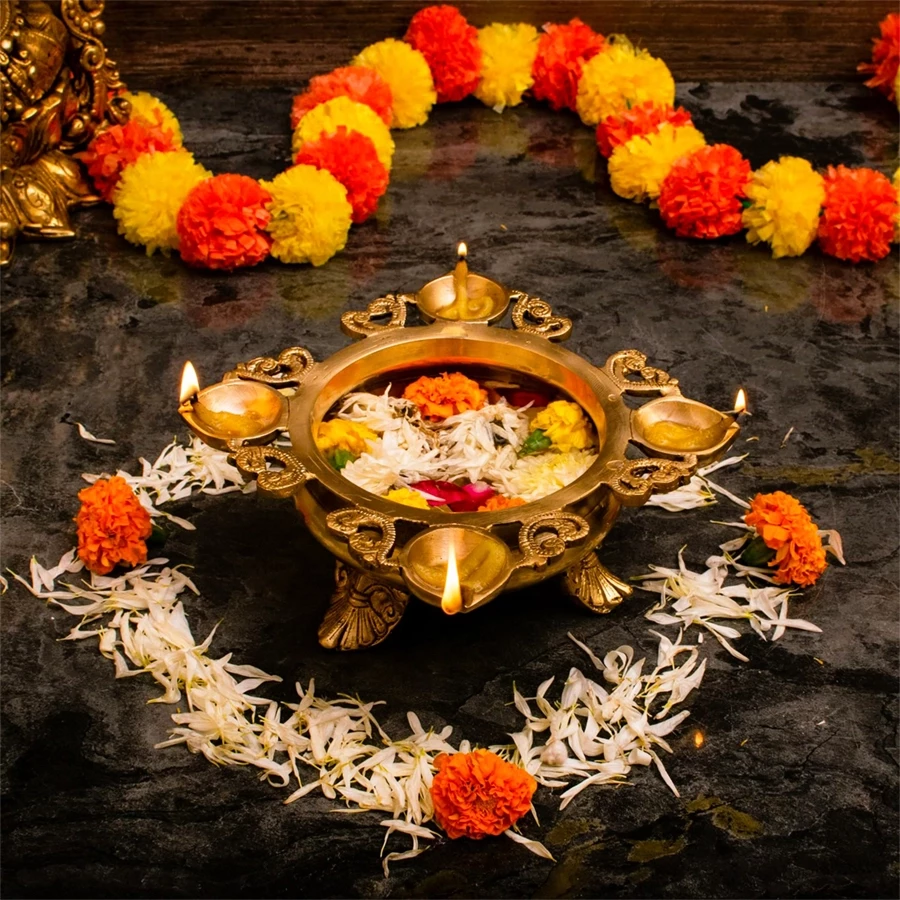 ADVANZO Traditional Brass Urli Bowl with Diya Handcrafted 9.5” Brass Urli with 4 Diyas for Flowers & Festive Decor Floating Flower Bowl for Home & Mandir Decor Standard, 500 ML, Pack of 1